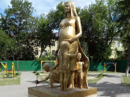 Скульптура на сносях заставит их вспомнить о важности материнства