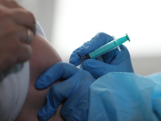 В Челябинске врачи начали прививаться от коронавирусной инфекции