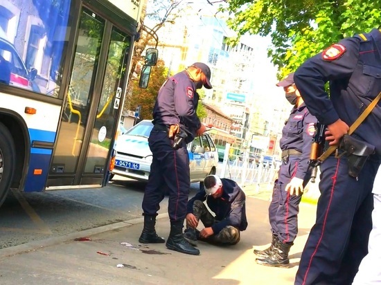 На улице Московской саратовская полиция окружила истекающего кровью человека