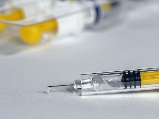 Тюменским медработникам начали ставить прививки от COVID-19