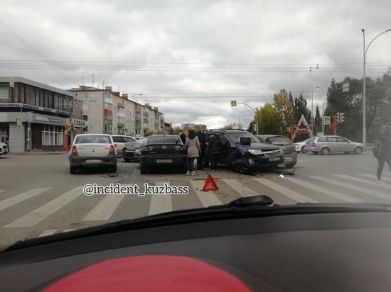 Несколько легковушек попали в ДТП на оживлённом перекрёстке в Кемерове