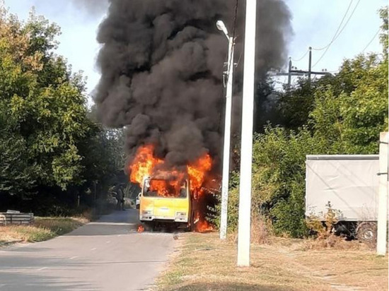 В Ростовской области на ходу загорелся автобус со школьниками