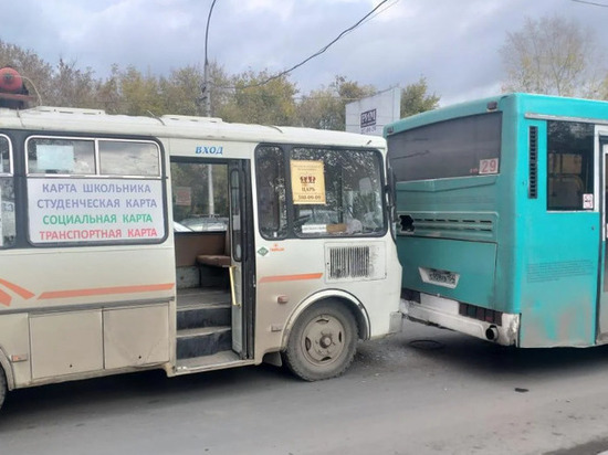 Пострадали двое: два автобуса столкнулись в Новосибирске