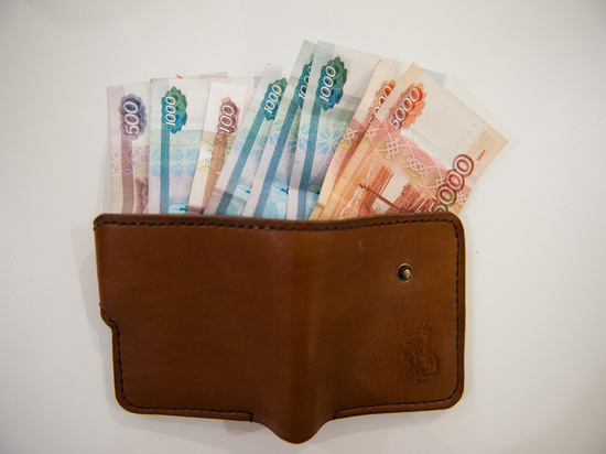  Директор очередной фирмы в Астраханской области задолжал своему сотруднику зарплату свыше 400 тысяч рублей