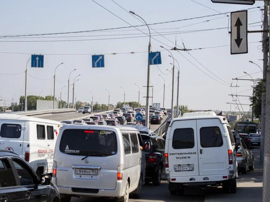 Не проехать: Новосибирск встал в огромных пробках