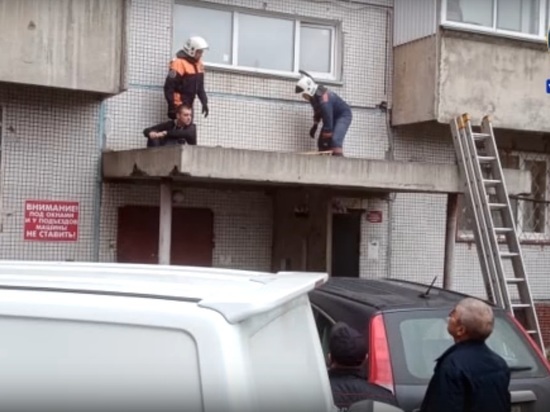 В Новосибирске спасатели эвакуировали свалившегося с 3-го этажа мужчину