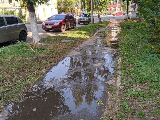 В центре Рязани тротуар залило канализационными стоками