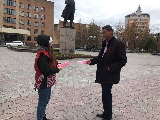 В Салехарде волонтеры-медики раздают памятки о гриппе и ОРВИ