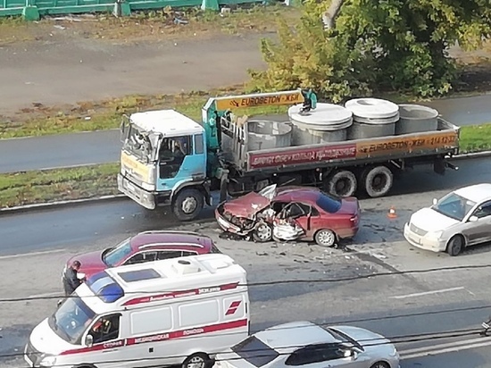 Восемь автомобилей спровоцировали пробку на Большевистской в Новосибирске