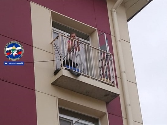 Двухлетняя малышка в Новосибирске закрыла маму на балконе