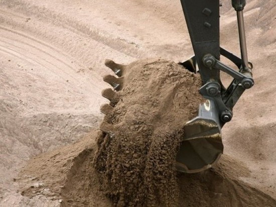 Астраханский водитель на калмыцкой дороге наехал на груду песка
