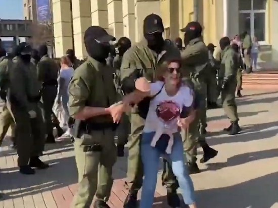 Колонна протестующих женщин в Минске двинулась к проспекту Независимости