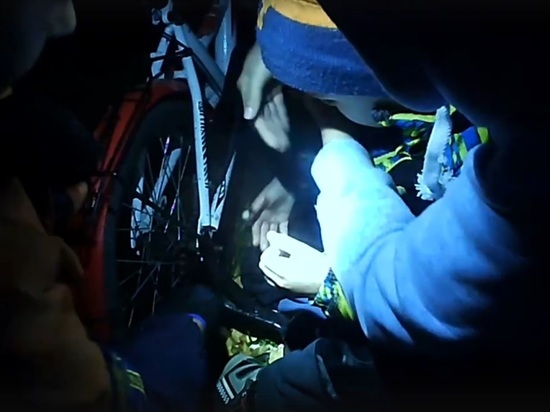 Новосибирские спасатели извлекли ребенка из велосипеда