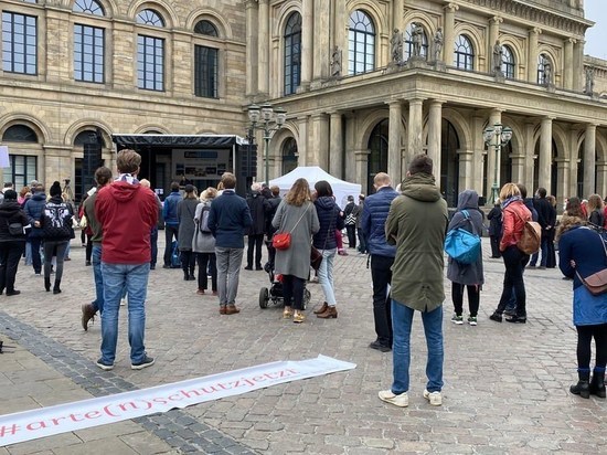 Германия: Демонстрация деятелей культуры в Ганновере