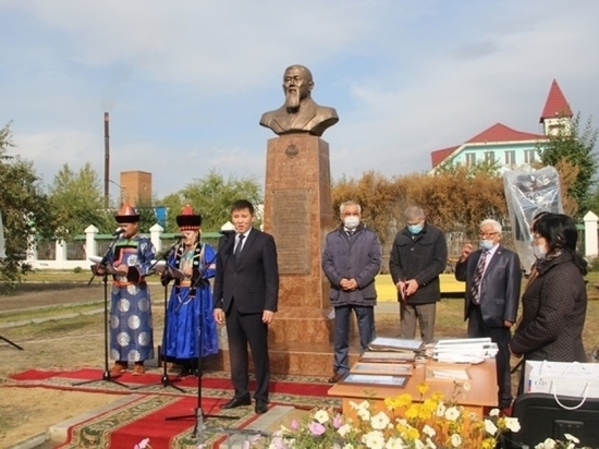 Памятник врачу Бадмаеву открыли в Забайкалье