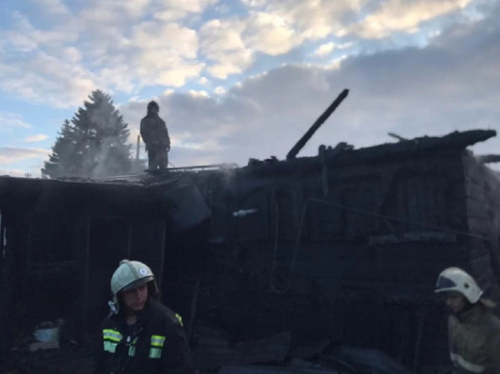 Две барнаулськие семьи остались без домов в результате пожара