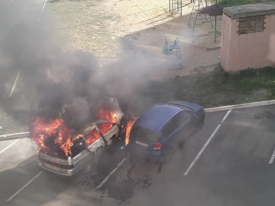 В одном из дворов Рязани сгорела машина