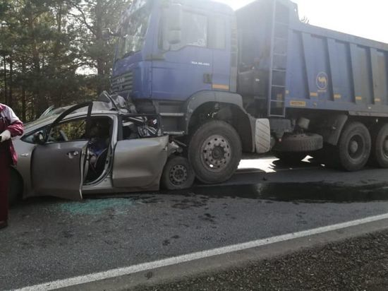 В Башкирии в попутном столкновении с грузовиком погибли два человека