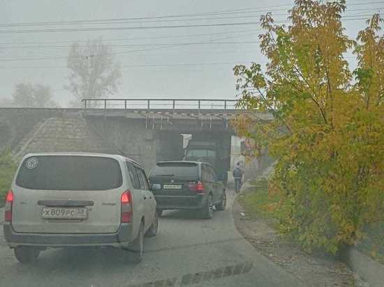 В Новосибирске грузовая Volvo застряла под железнодорожным мостом