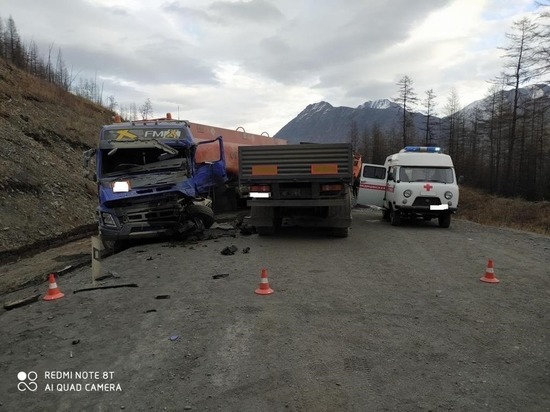 В Якутии при столкновении грузовиков погиб один человек, еще двое пострадали