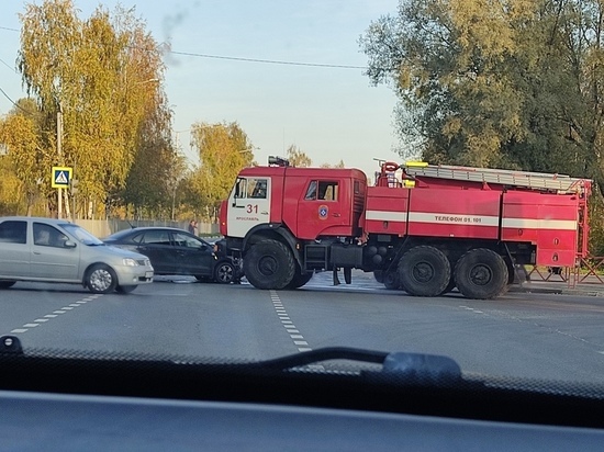 В Ярославле пожарная машина протаранила две иномарки