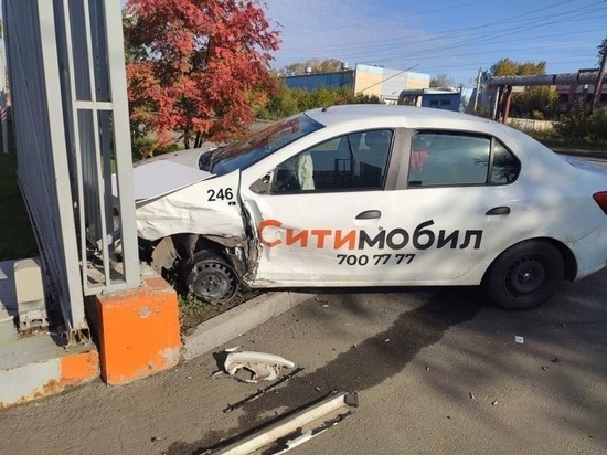 В Челябинске водитель такси во время перевозки пассажира устроил ДТП