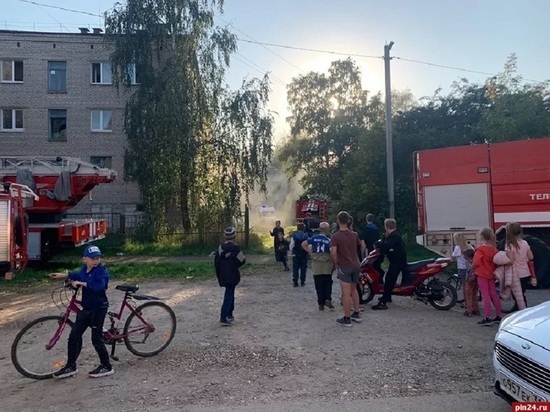 Неосторожное обращение с огнем стало причиной пожара в псковских общежитиях