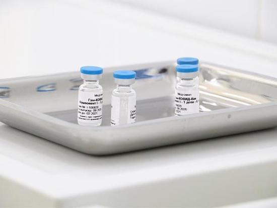 В Хакасии поставили первые прививки от коронавируса медики-добровольцы