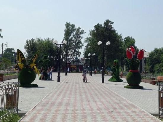 В Усть-Абакане новый сквер обустроили топиарными фигурами и игровой площадкой
