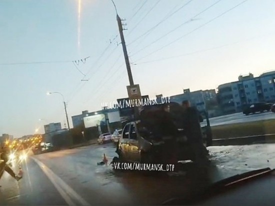 В центре Мурманска автомобиль загорелся после аварии