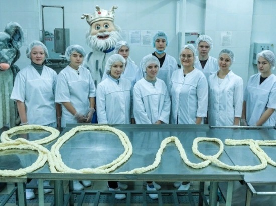 В Барнауле сделали 23-метровую сырную косичку