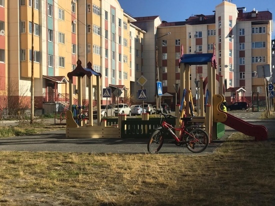В Салехарде по просьбе жителей сделали детскую площадку