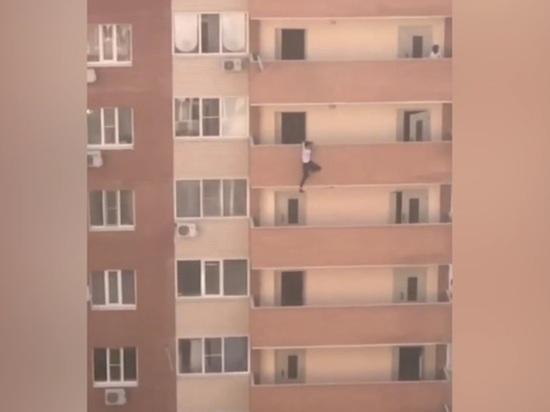 В Краснодаре погиб мужчина, сорвавшись с балкона пятого этажа