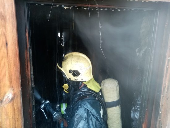 В Надымском районе пожарные спасли 2 людей из горевшего дома