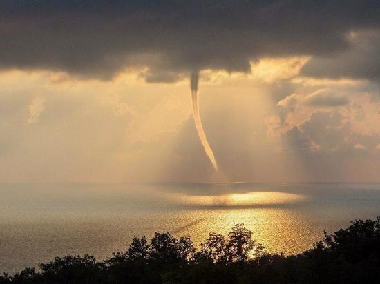 На Черноморском побережье ожидаются шторм и смерчи