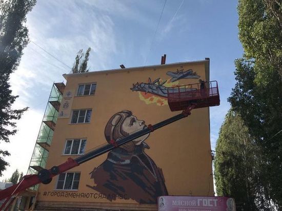 Граффити с изображением выдающегося летчика появилось на фасаде липецкой пятиэтажки