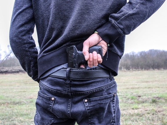 В Кузбассе подросток украл пистолет у прохожего