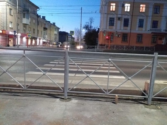 Забор перед пешеходным переходом вызвал недоумение кемеровчан