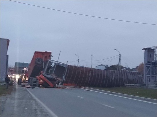 В Екатеринбурге из-за упавшего моста погиб водитель КАМАЗа