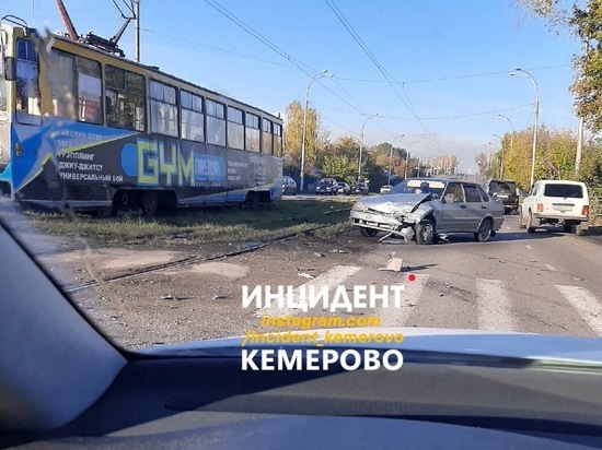 Жёсткое ДТП с отечественной легковушкой произошло в Кемерове