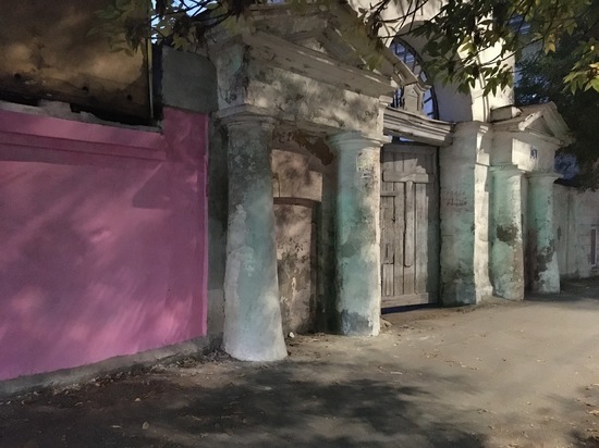 Старинный особняк в центре Саратова покрасили в кислотно-розовый цвет