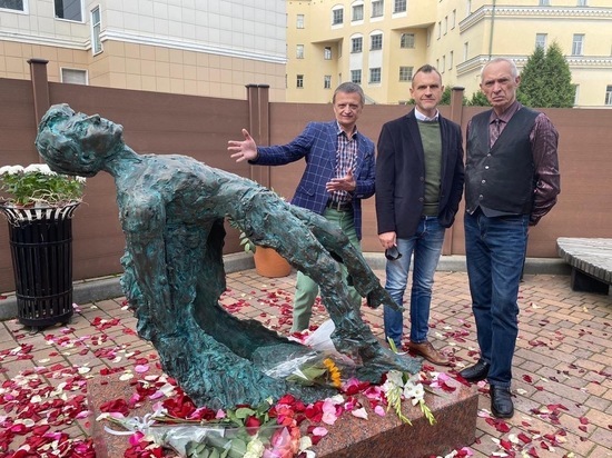 К 125-летию Сергея Есенина в Москве открыли памятник поэту