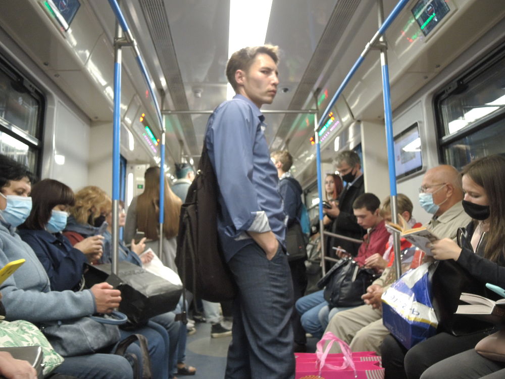 Безумие и отвага без масок: кадры из московского транспорта