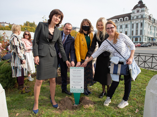 В ближайшие пять лет в Казани планируется высадить 10 тыс. деревьев. Создание «Аллеи туризма» стало еще одним шагом в работе по озеленению города.