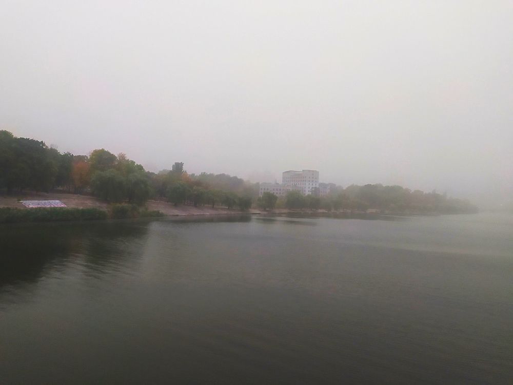 Донецк накрыло "грязным" дождем и туманом