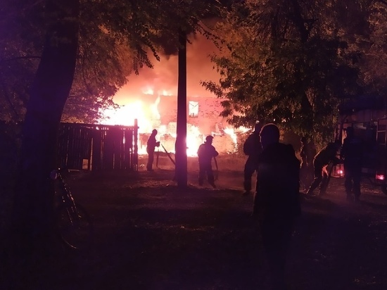 В Каменске сгорел частный двухэтажный дом