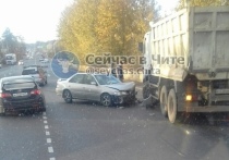 В Чите на Агинском тракте днем 30 сентября произошло ДТП с участием грузовика и Toyota Carina