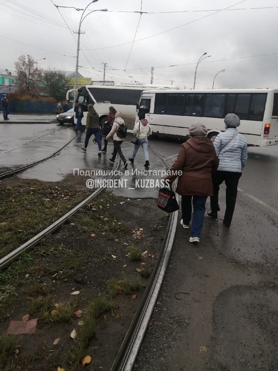Оживлённый перекрёсток возле кемеровского вокзала парализовало ДТП с автобусами