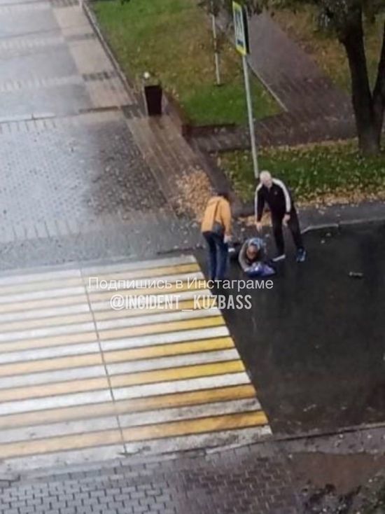 Иномарка сбила женщину на "Зебре" в Кемерове