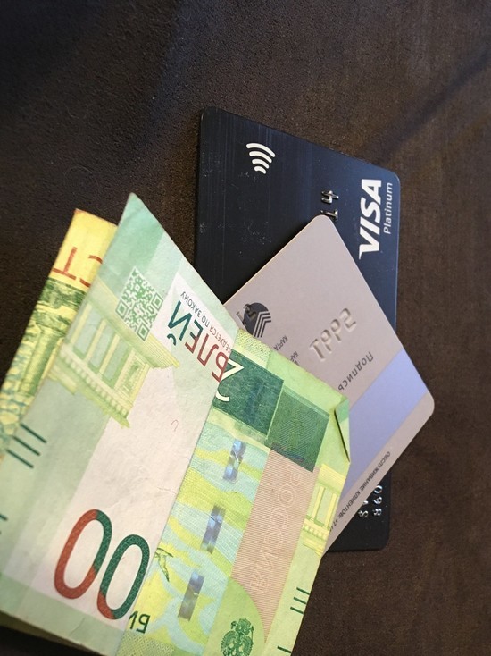 Житель Смоленска расплатился в магазинах чужой банковской картой